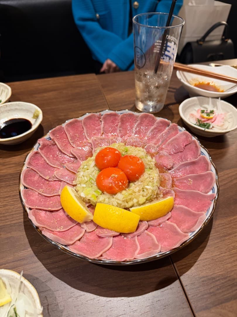 【渋谷】もつ焼きやさんのタン刺し✨